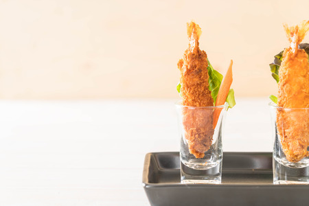 batter-fried prawns on black plateの写真素材