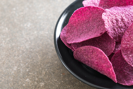 sweet potato chips on tableの写真素材