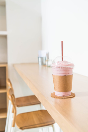 mix berry yogurt smoothie in cafeの写真素材