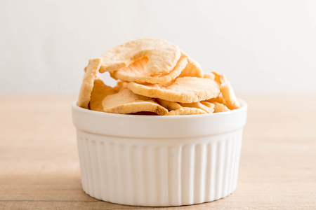 dried apple chips in bowlの写真素材