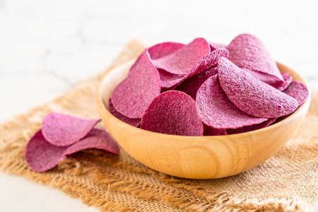 sweet potato chips on tableの写真素材