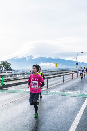 Kawaguchiko, JAPAN - Nov 27, 2016: Kawaguchiko Marathon 2016. People running on the bridge crossing Kawaguchiko Lake.のeditorial素材