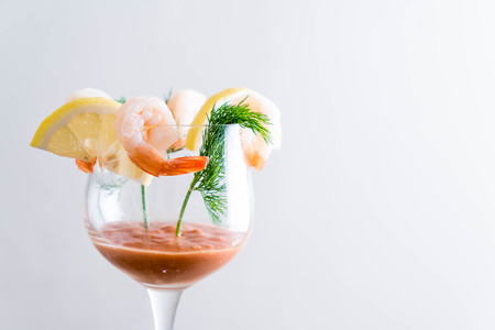 shrimp cocktail with sauce on tableの写真素材