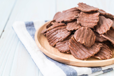potato chips with chocolate on plateの写真素材