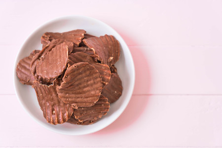potato chips with chocolate on plateの写真素材