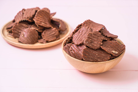 potato chips with chocolate on plateの写真素材