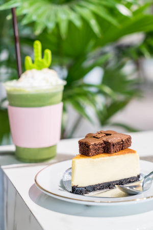 cheese cake with brownies on topの写真素材