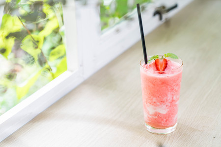 strawberry yogurt smoothies in cafeの写真素材