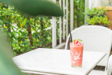 strawberry yogurt smoothies in cafeの写真素材