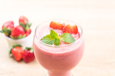 strawberry smoothies milkshake in glassの写真素材