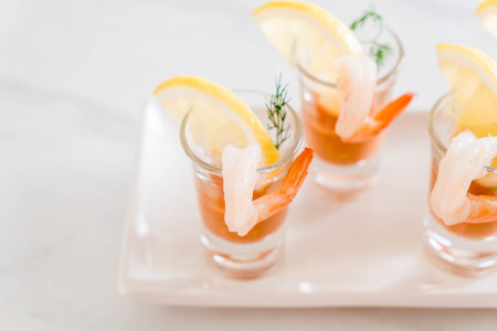 shrimp cocktail with sauce on tableの写真素材