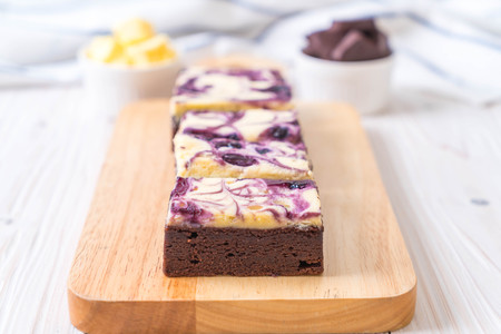 blueberry cheese brownies cake on plateの写真素材