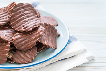 potato chips with chocolate on plateの写真素材