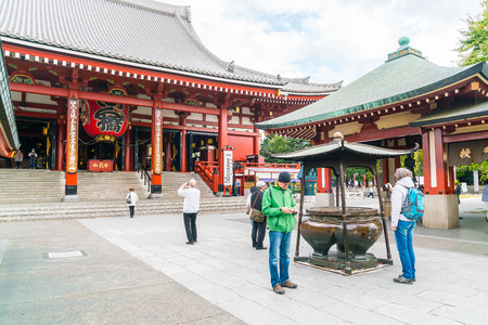 TOKYO-NOV 16: Crowded people at Buddhist Temple Sensoji on November 16, 2016 in Tokyo, Japan. The Sensoji temple in Asakusa area is the oldest temple in Tokyo.のeditorial素材