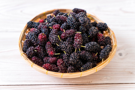 fresh mulberry bowl on wood tableの写真素材