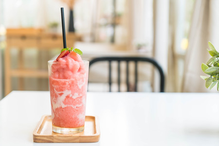 strawberry yogurt smoothies in cafeの写真素材