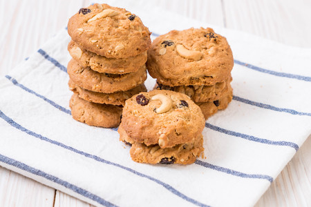 cookies with raisin and roasted cashew nuts