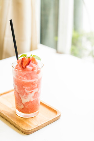 strawberry yogurt smoothies in cafeの写真素材