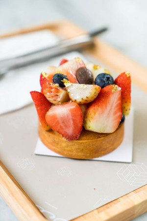 close-up strawberry tart  dessert on wood trayの写真素材