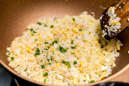 cooking fried rice on panの写真素材