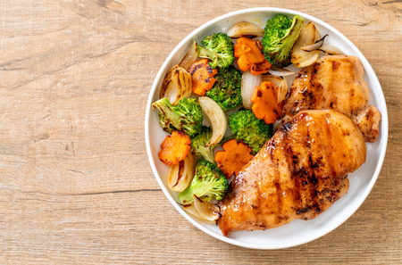 griled chicken breast steak with vegetable (broccoli,carrot,onions)の写真素材