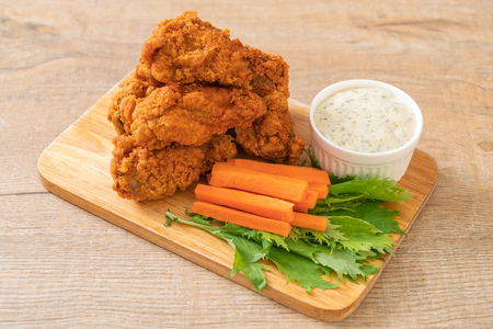 fried spicy chicken wings with vegetableの写真素材
