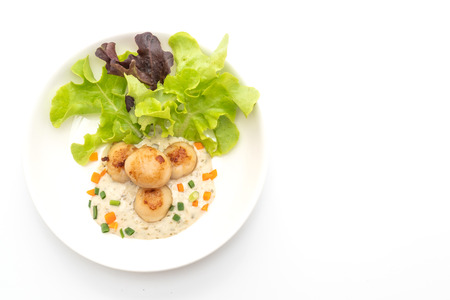 grilled scallops shell with vegetable isolated on white backgroundの写真素材