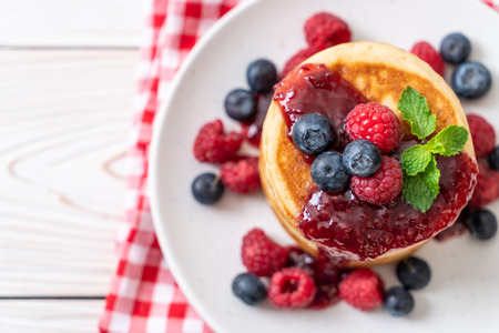 souffle pancake with fresh raspberries and blueberriesの写真素材