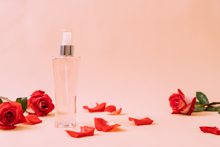 perfume bottle with rose petal on backgroundの写真素材
