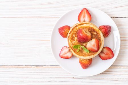 souffle pancake with fresh strawberriesの写真素材