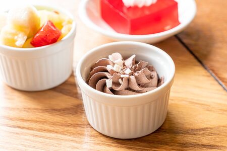 chocolate mousse in white bowlの写真素材