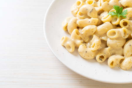 macaroni and cheese with herbs in bowl