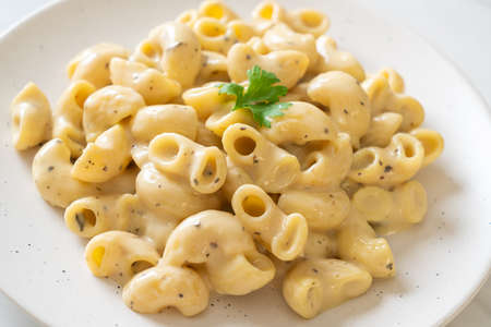 macaroni and cheese with herbs in bowl