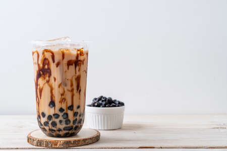 Taiwan milk tea with bubble on wood tableの写真素材