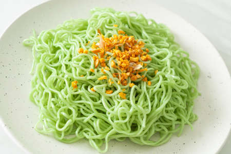 green jade noodle with garlic on plateの写真素材