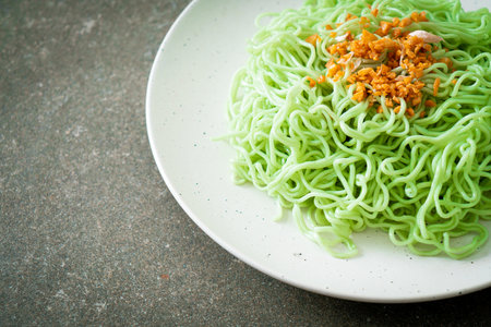 green jade noodle with garlic on plateの写真素材