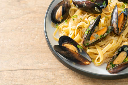 linguine spaghetti pasta vongole white wine sauce - Italian seafood pasta with clams and musselsの写真素材