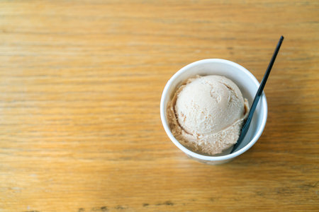 Earl Grey Tea Ice-cream Scoop in cup on wood tableの写真素材