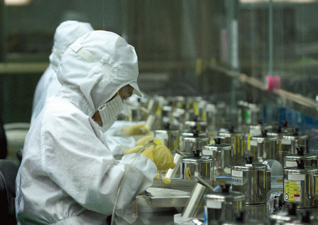 Side profile of two scientist working in a laboratory