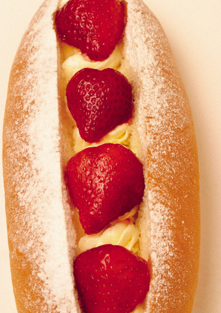 Close-up of a strawberries and cream in breadの写真素材