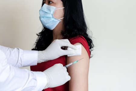 Doctors are vaccinating against COVID to Asian women, Approximately 24-30 years To prevent COVID-19 infection.の写真素材