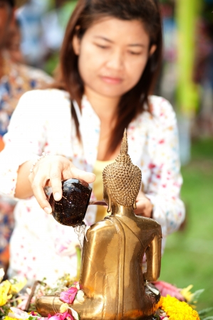 AYUTTAYA,THAILAND-A PRIL 13   People showering buddha statue in Songkran festival in temple,Ayuttaya,Tha iland のeditorial素材