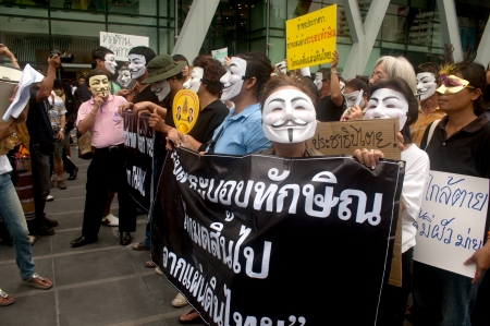 Bangkok,Thailand-June 2,2013   About 700 demonstrators from the anti-government V for Thailand group wear Guy Fawkes masks to protest against the government at the Central World shopping complex on June 2,2013 in Bangkok,Thailand のeditorial素材