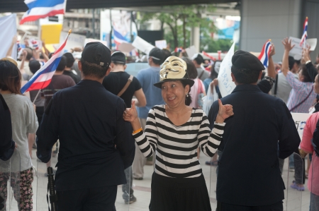 Bangkok,Thailand-June 9,2013   Unidentified demonstrators from the anti- government V for Thailand group wear Guy Fawkes masks to protest against the government outside at the Bangkok Art and Culture Organized on June 9,2013 in Bangkok,Thailand のeditorial素材