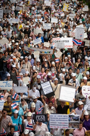 Bangkok,Thailand-June 16,2013   Unidentified demonstrators from the anti- government V for Thailand group wear Guy Fawkes masks to protest against the government at the public road on June 16,2013 in Bangkok,Thailand のeditorial素材