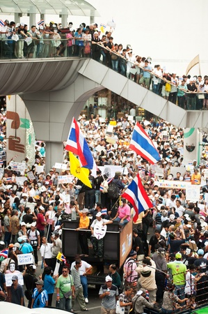 Bangkok,Thailand-June 16,2013   Unidentified demonstrators from the anti- government V for Thailand group wear Guy Fawkes masks to protest against the government outside at the Bangkok Art and Culture Organized on June 16,2013 in Bangkok,Thailand のeditorial素材