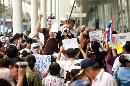Bangkok,Thailand-June 16,2013   Unidentified demonstrators from the anti- government V for Thailand group wear Guy Fawkes masks to protest against the government outside at the shopping mall on June 16,2013 in Bangkok,Thailand のeditorial素材