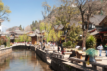 Crowd walking in Historical Lijiang old town のeditorial素材