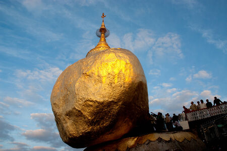 People offerings of gold for Kyaiktiyo Pagoda Myanmar のeditorial素材