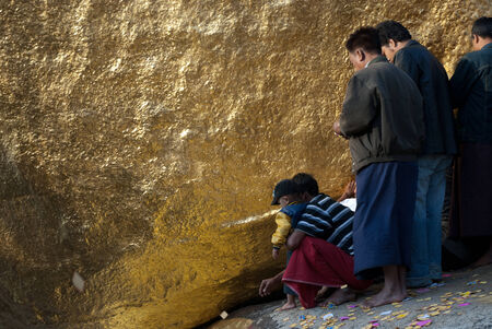 People offerings of gold for Kyaiktiyo Pagoda Myanmar のeditorial素材